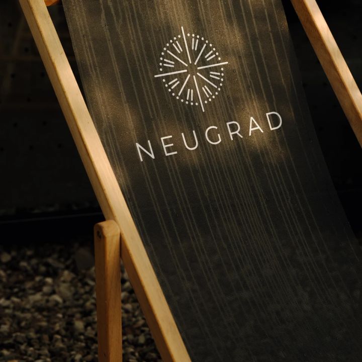 Liegestuhl mit Neugrad Logo